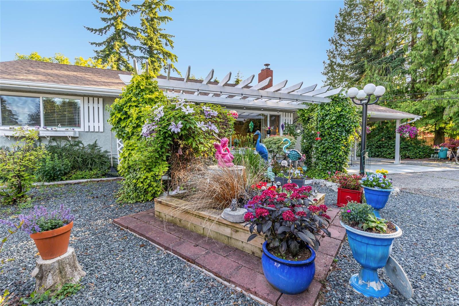 $949,000 - 1226 Centre Rd<br>British Columbia, V9K 2G8
