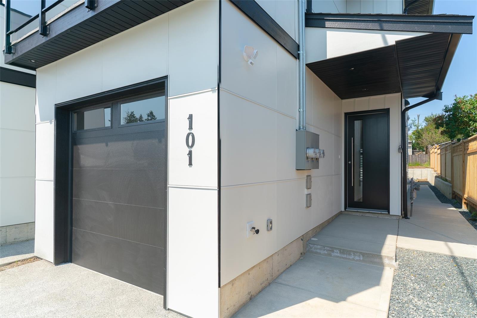 $699,900 - 608 SANDY Crt<br>British Columbia, V9R 1M1