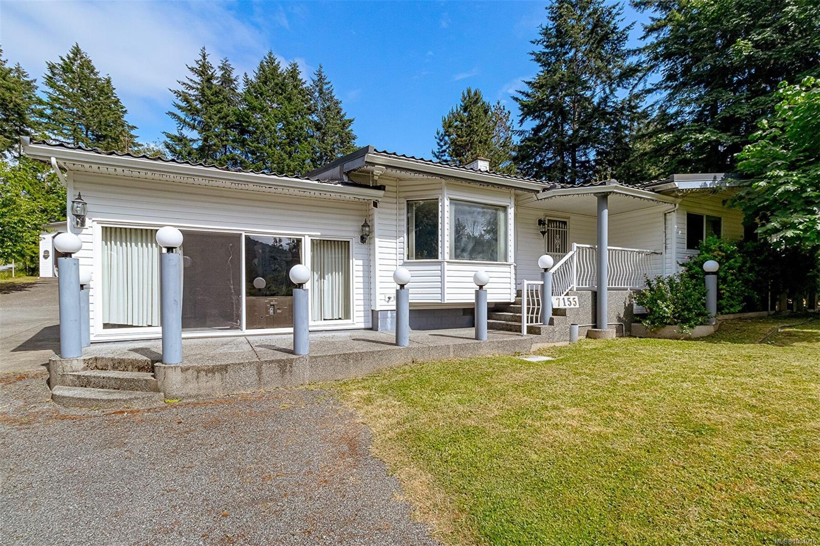 $1,375,000 - 7155 &B7155 Bell McKInnon Rd<br>British Columbia, V9L 6B5