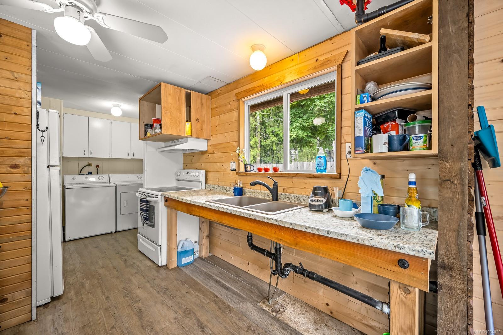 $465,000 - 7865 Ships Point Rd<br>British Columbia, V0R 1W0