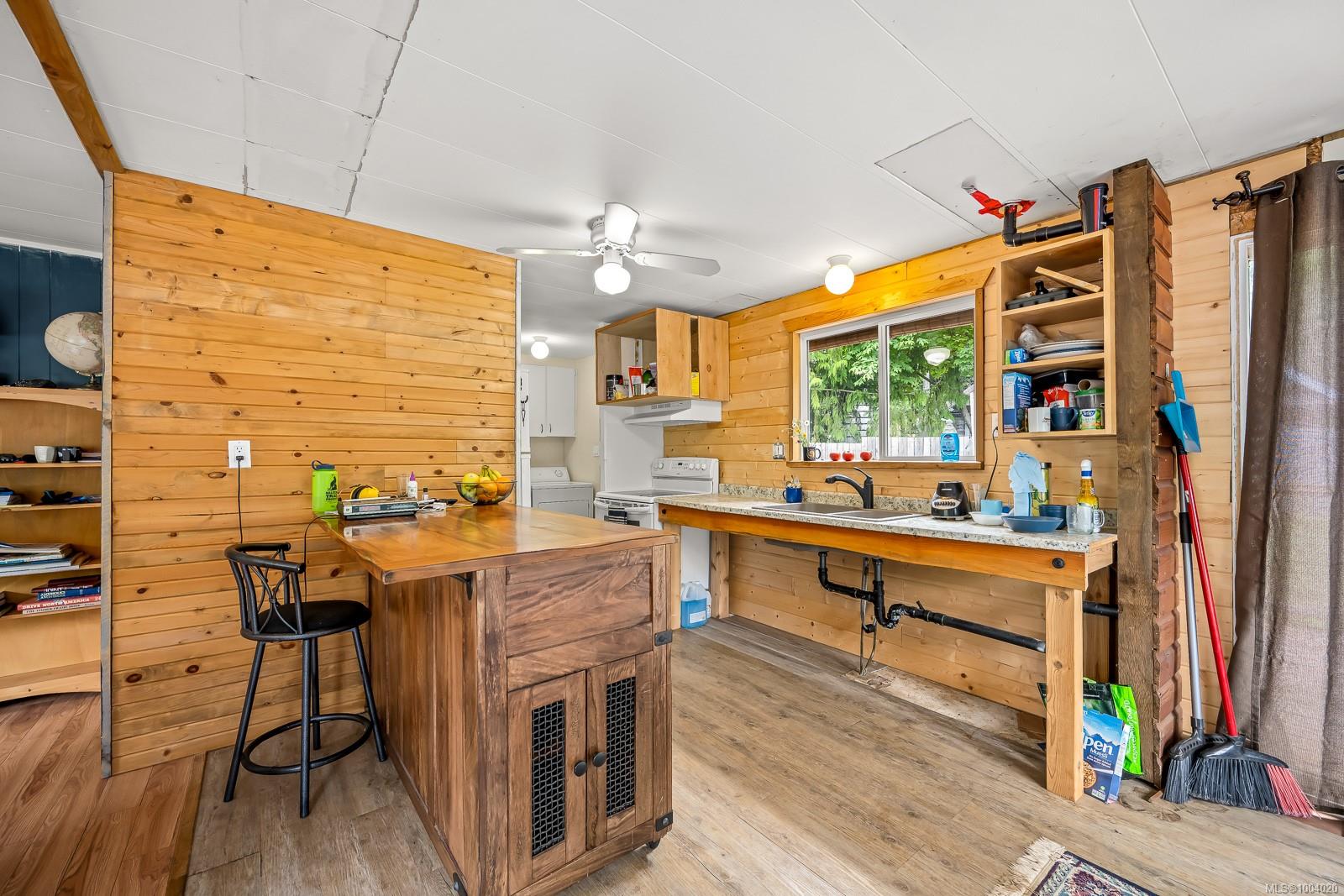 $465,000 - 7865 Ships Point Rd<br>British Columbia, V0R 1W0