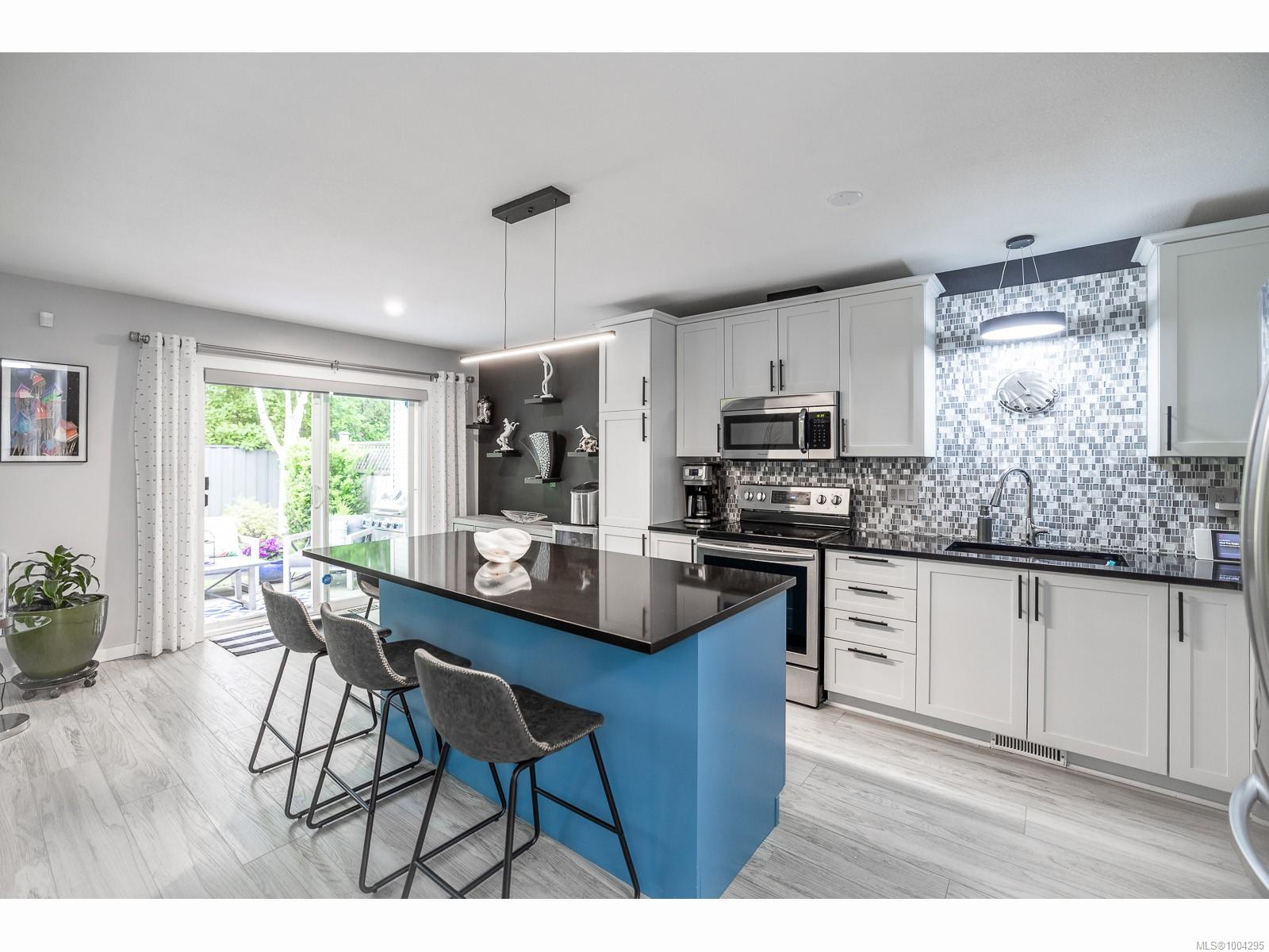 $525,000 - 1050 8th St<br>British Columbia, V9N 4A5