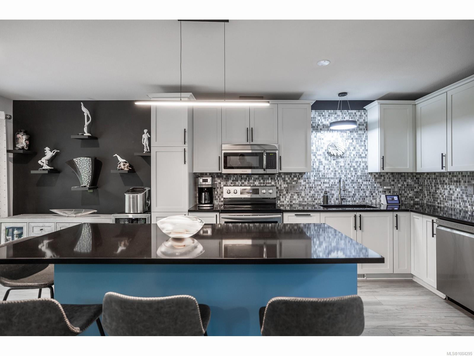 $525,000 - 1050 8th St<br>British Columbia, V9N 4A5