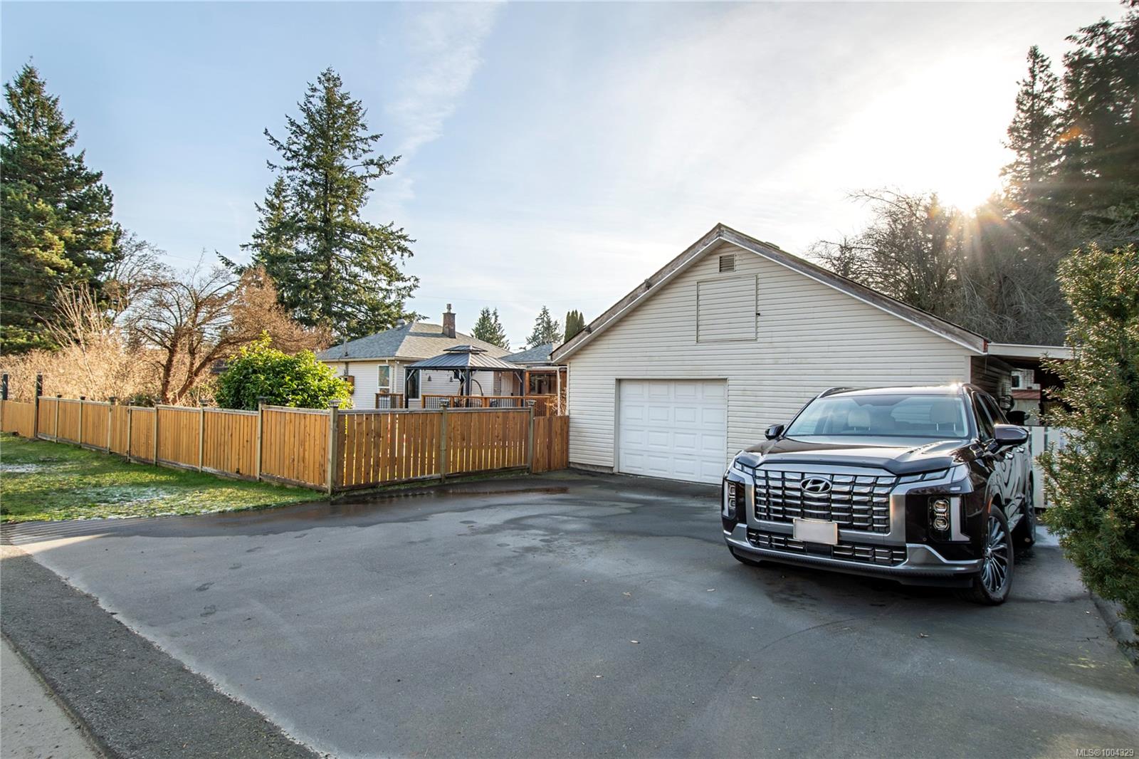 $575,000 - 2742 Vargo Rd<br>British Columbia, V9W 4W9