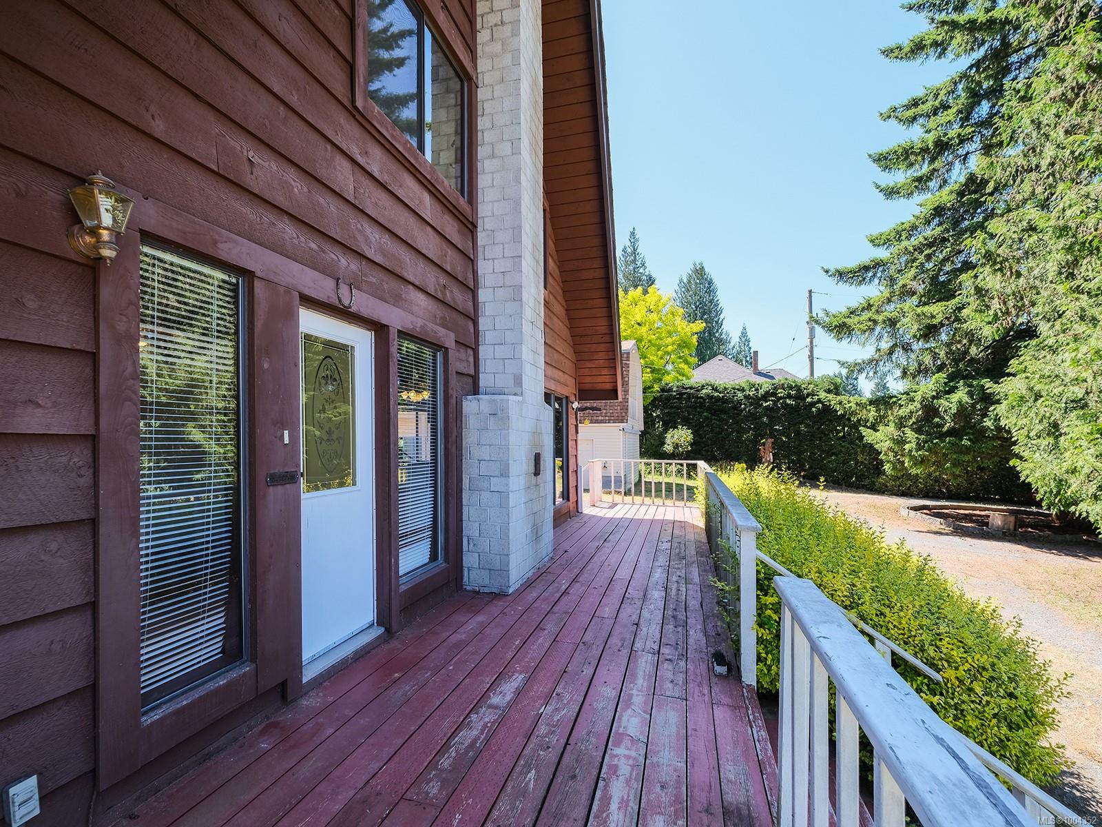 $1,095,000 - 1146 Rolmar Cres<br>British Columbia, V0R 1L4