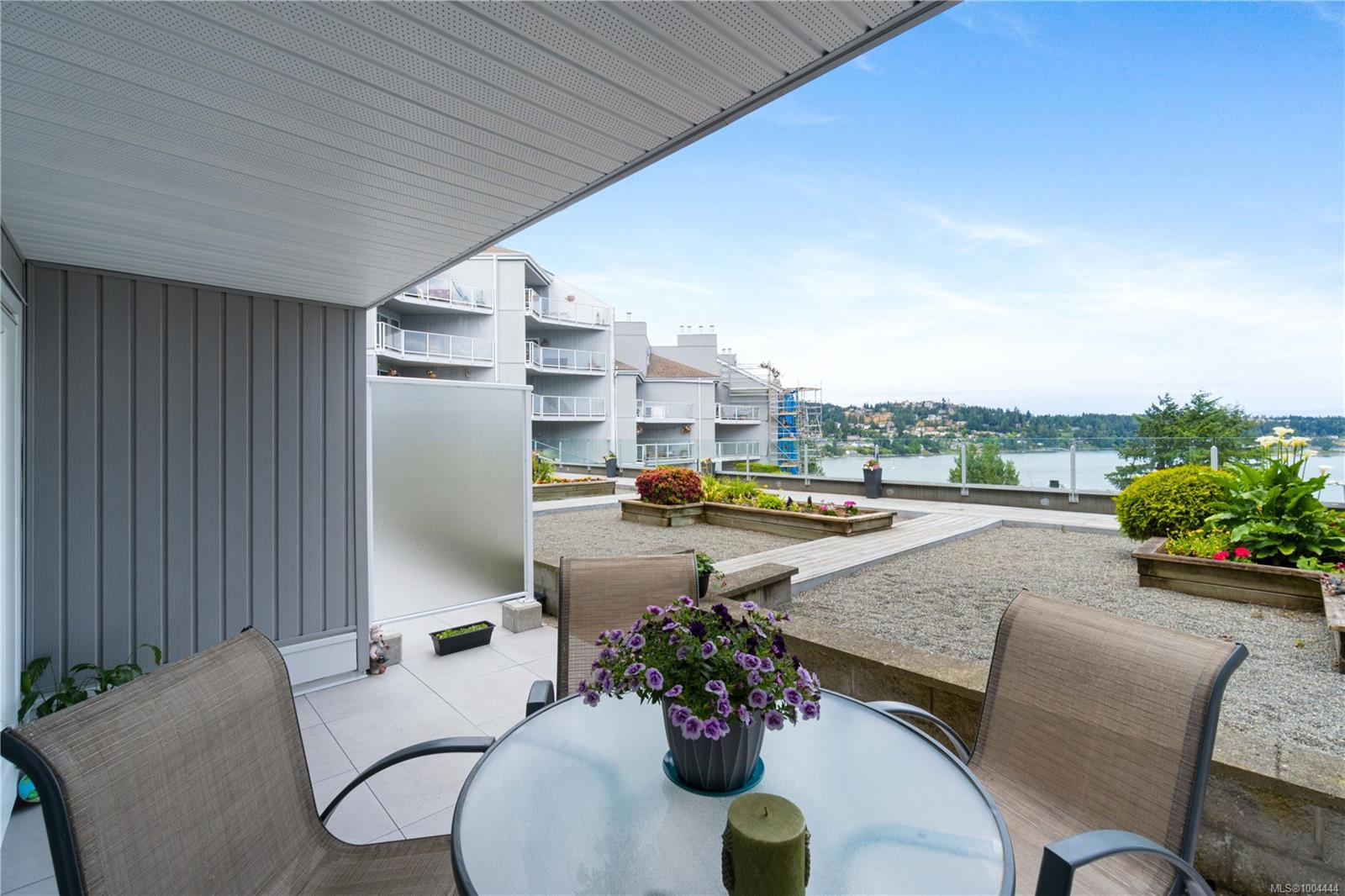 $499,000 - 2560 Departure Bay Rd<br>British Columbia, V9S 5P1