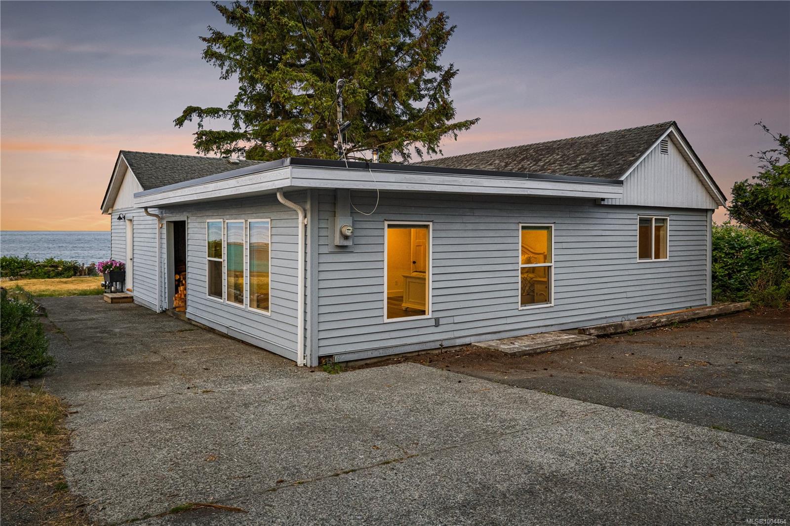 $1,050,000 - 3813 Island Hwy<br>British Columbia, V9H 1M4