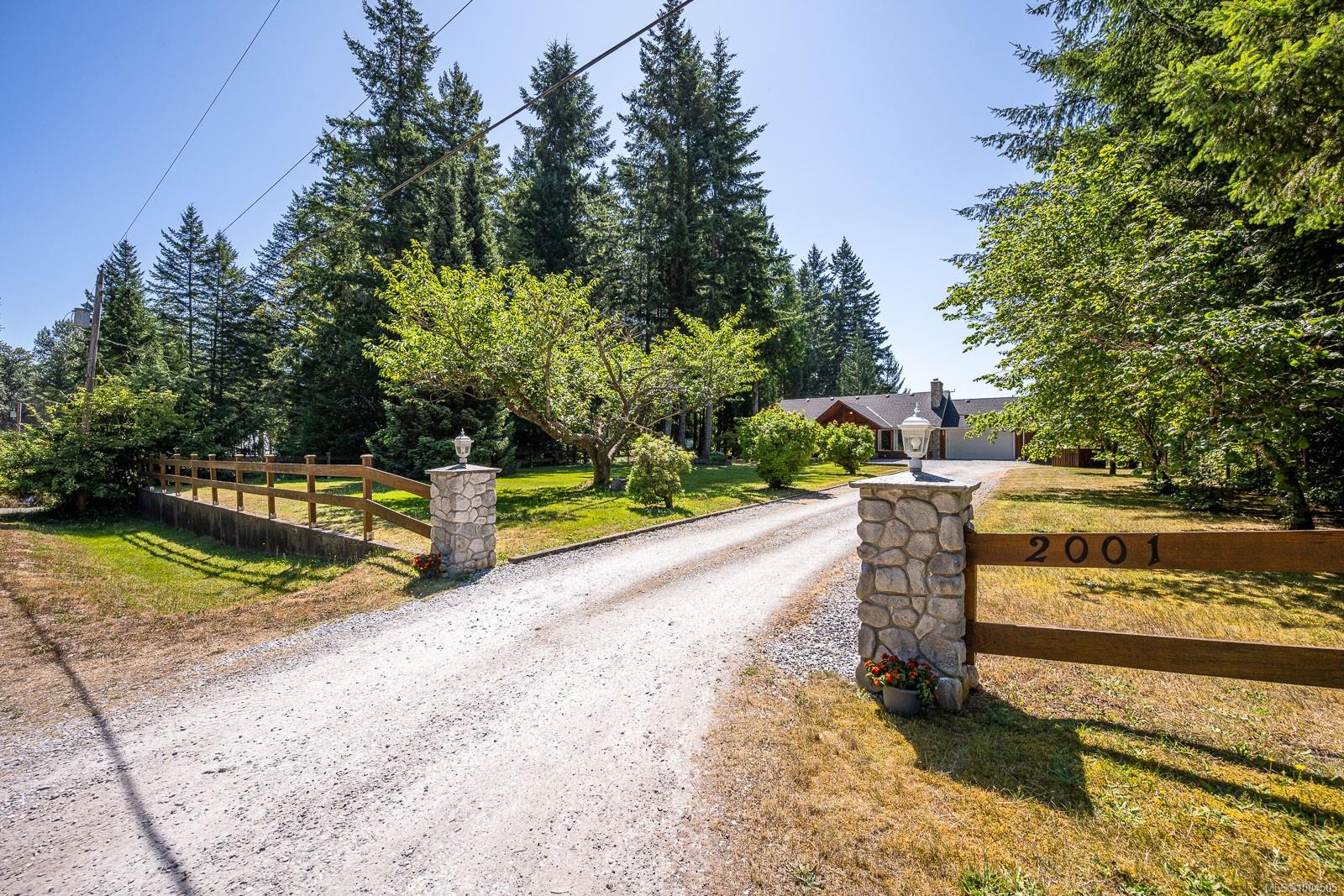 $1,225,000 - 2001 Dzini Rd<br>British Columbia, V9J 1H1