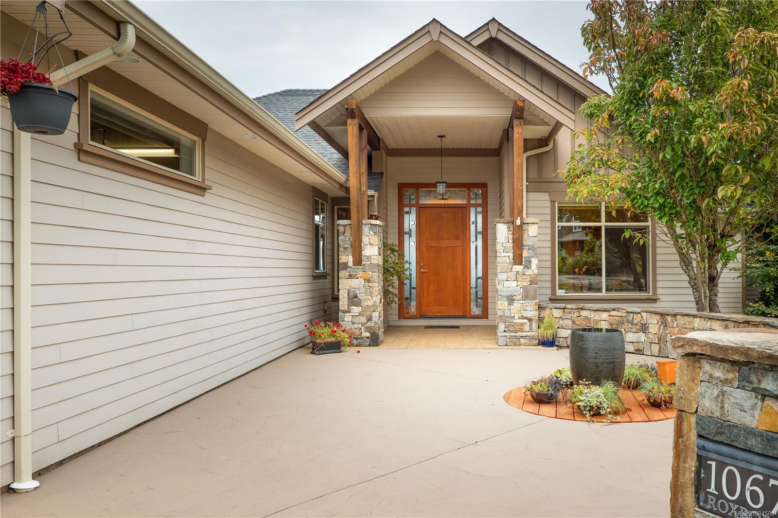 $1,387,000 - 1067 Roxboro Pl<br>British Columbia, V9R 7C2