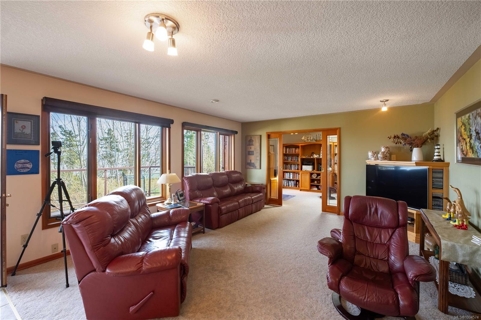 $1,175,000 - 3882 Wavecrest Rd<br>British Columbia, V9H 1L1