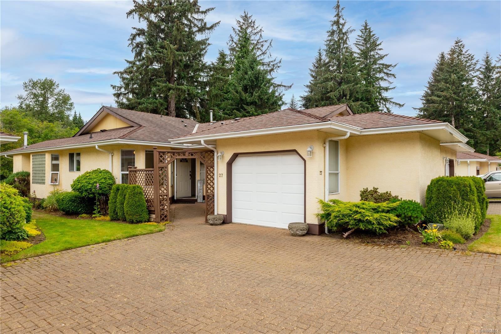 $495,900 - 605 Rockland Rd<br>British Columbia, V9W 7X1