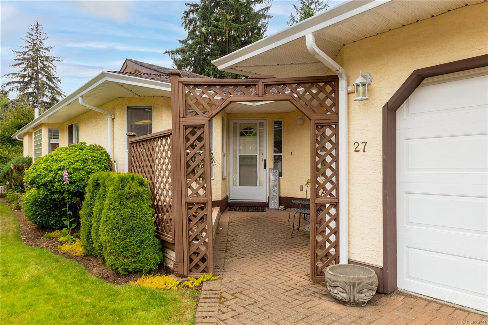 $495,900 - 605 Rockland Rd<br>British Columbia, V9W 7X1