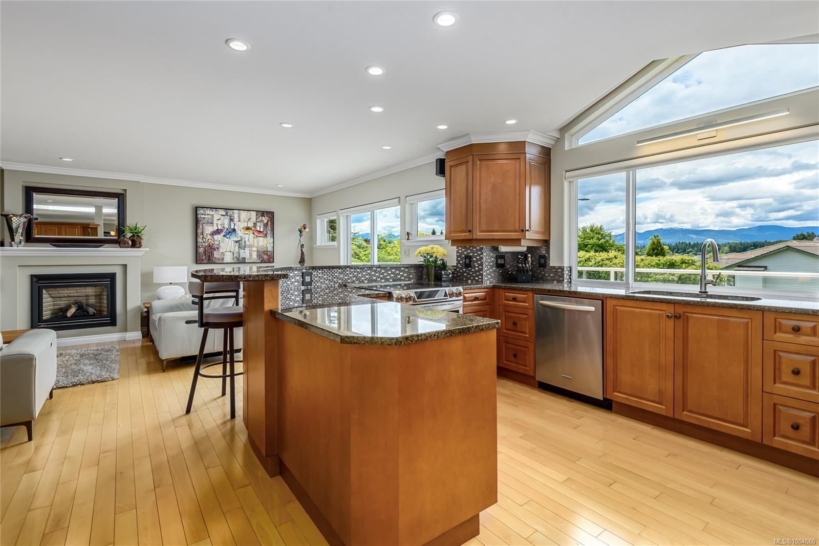 $1,250,000 - 900 Highwood Dr<br>British Columbia, V9M 3R5