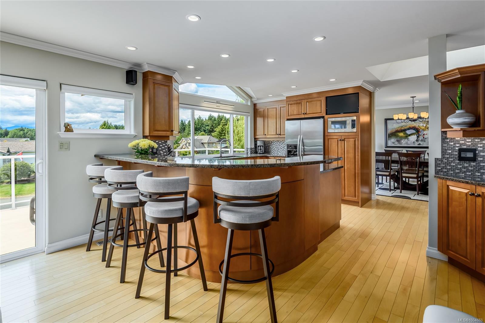 $1,250,000 - 900 Highwood Dr<br>British Columbia, V9M 3R5