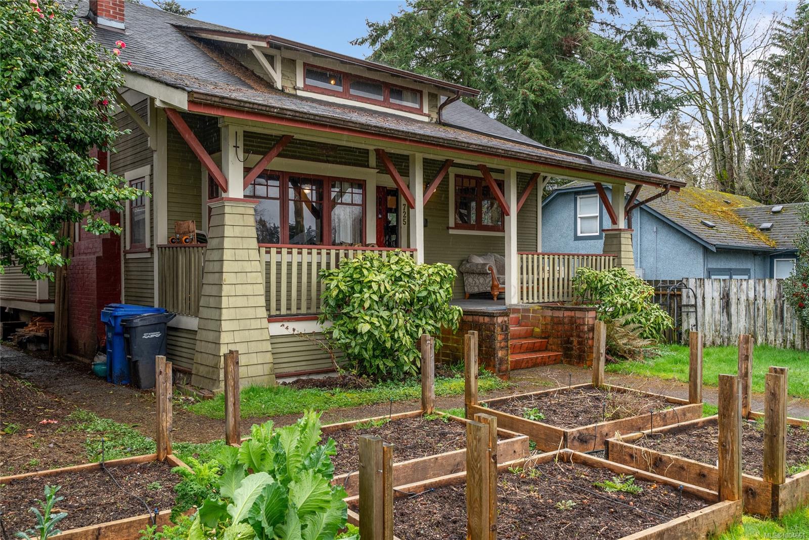 $705,000 - 725 Comox Rd<br>British Columbia, V9R 3J5