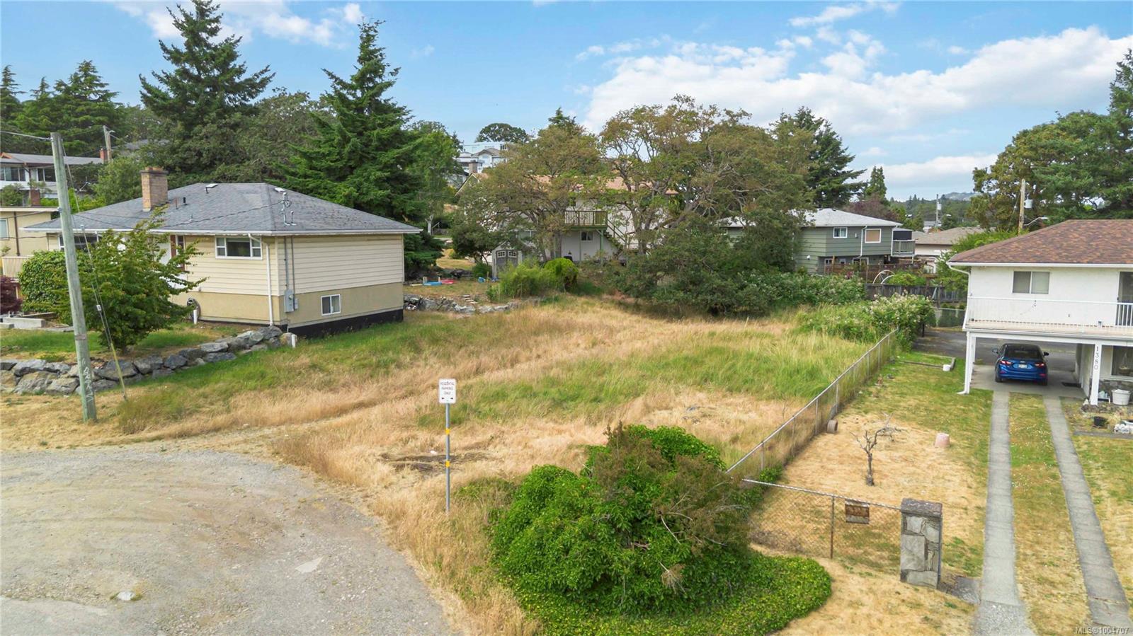 $850,000 - 1360 Vista Hts<br>British Columbia, V8T 2J3