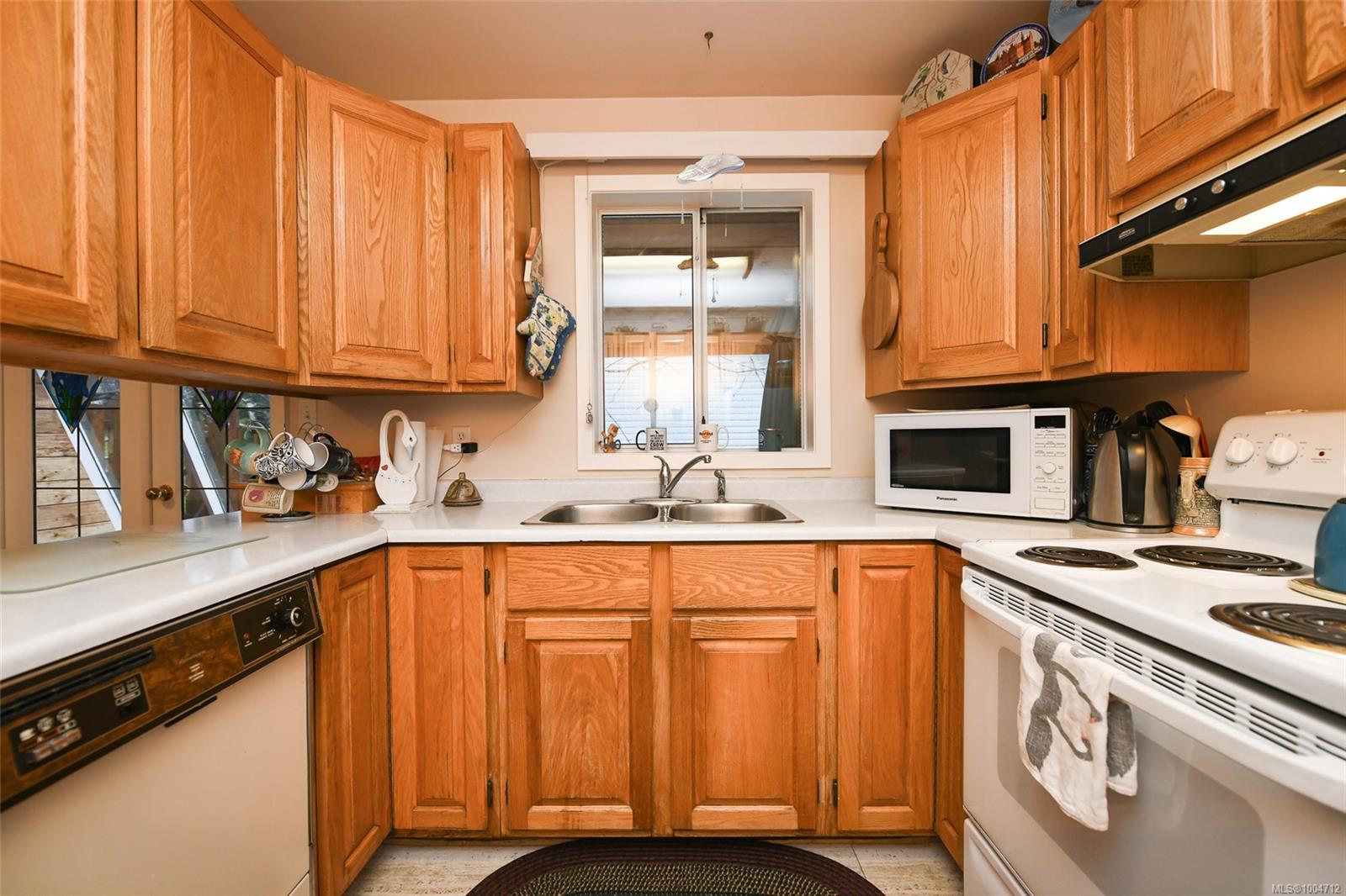 $757,000 - 948 Thorpe Ave<br>British Columbia, V9N 8C8