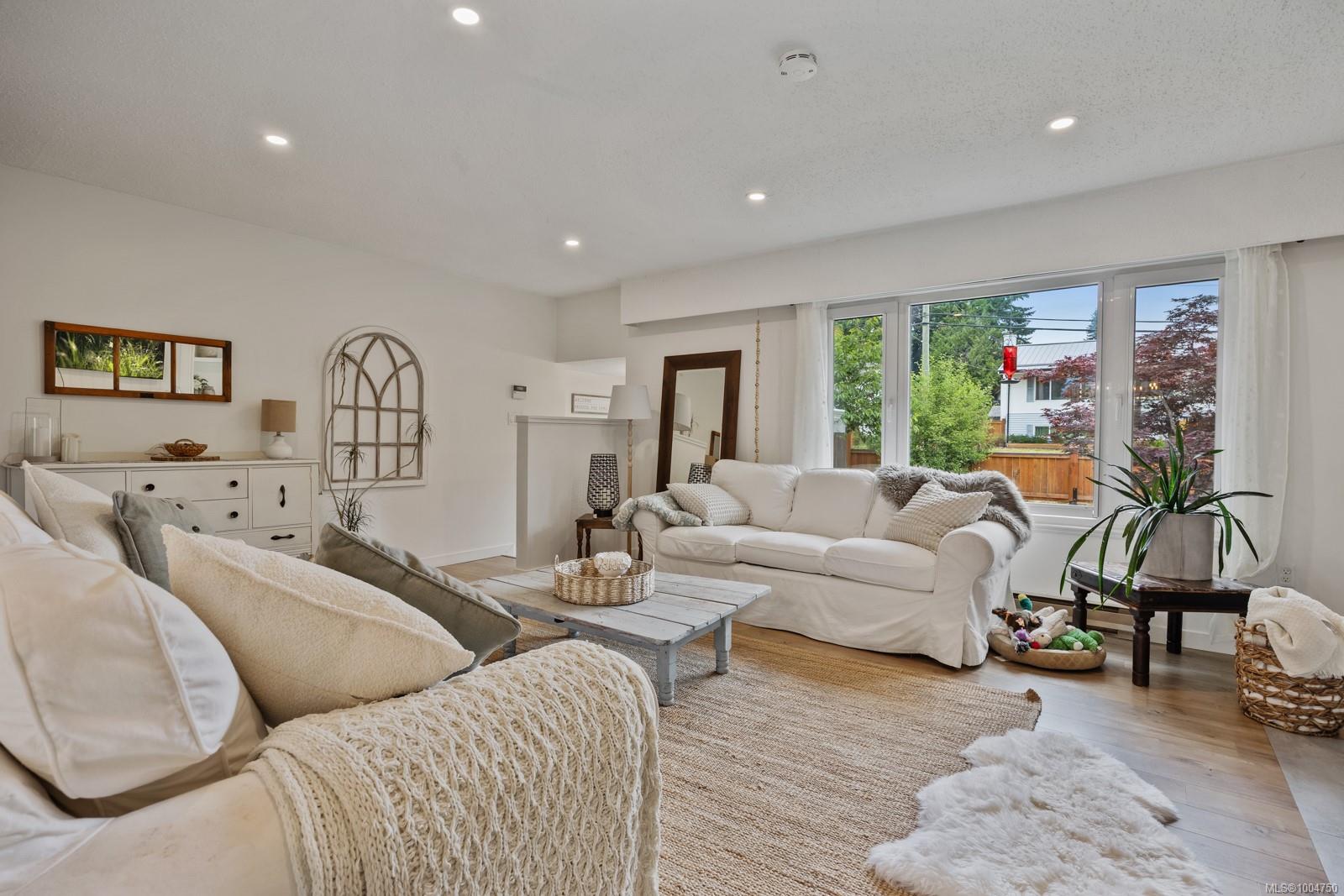$680,000 - 275 Centennial Dr<br>British Columbia, V9N 5R6