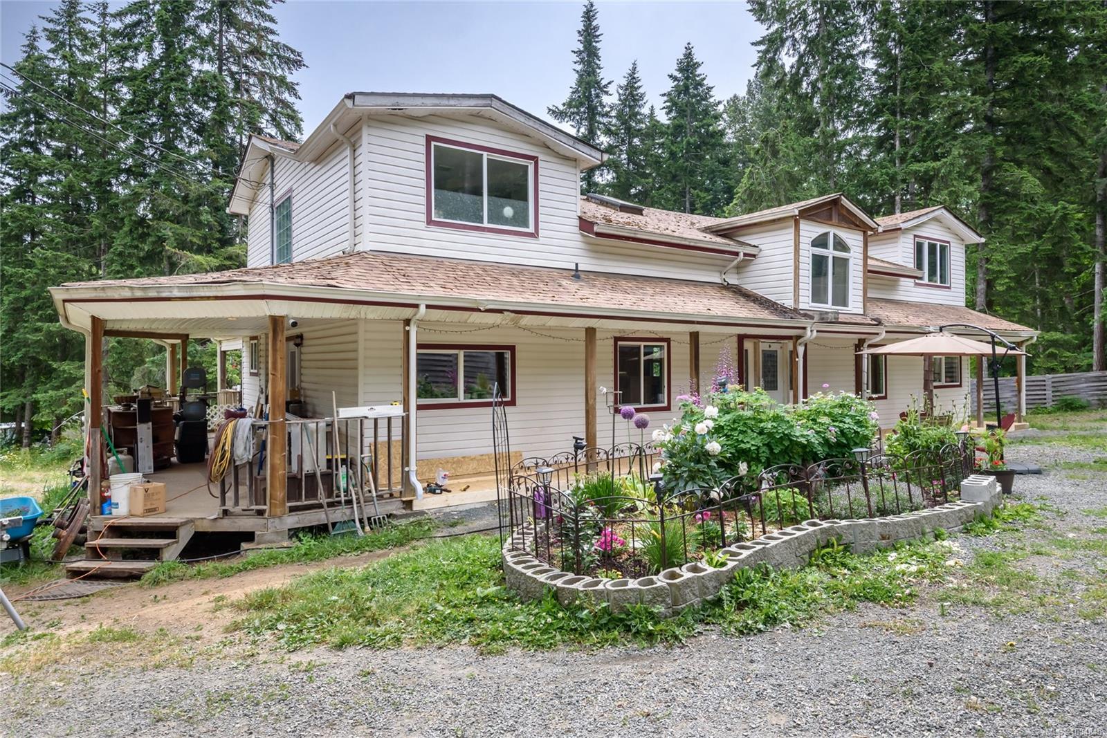 $749,000 - 2524 Macaulay Rd<br>British Columbia, V9J 1B5