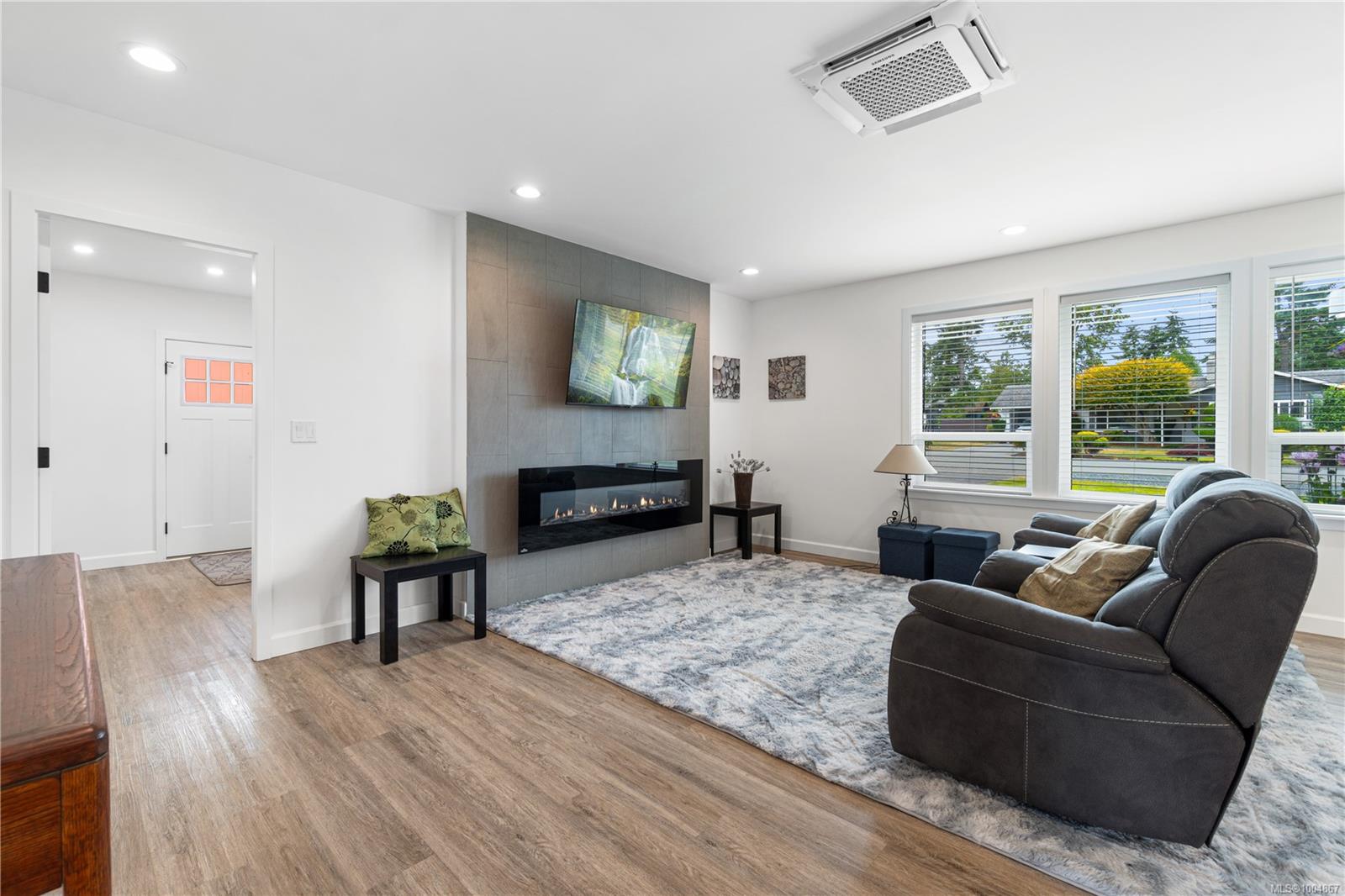 $1,150,000 - 250 Cedar St<br>British Columbia, V9P 1J1
