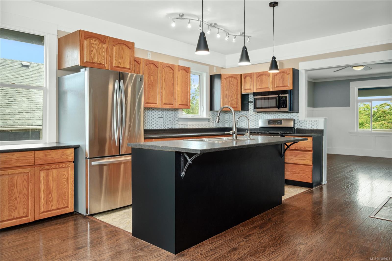 $699,999 - 492 Machleary St<br>British Columbia, V9R 2H2