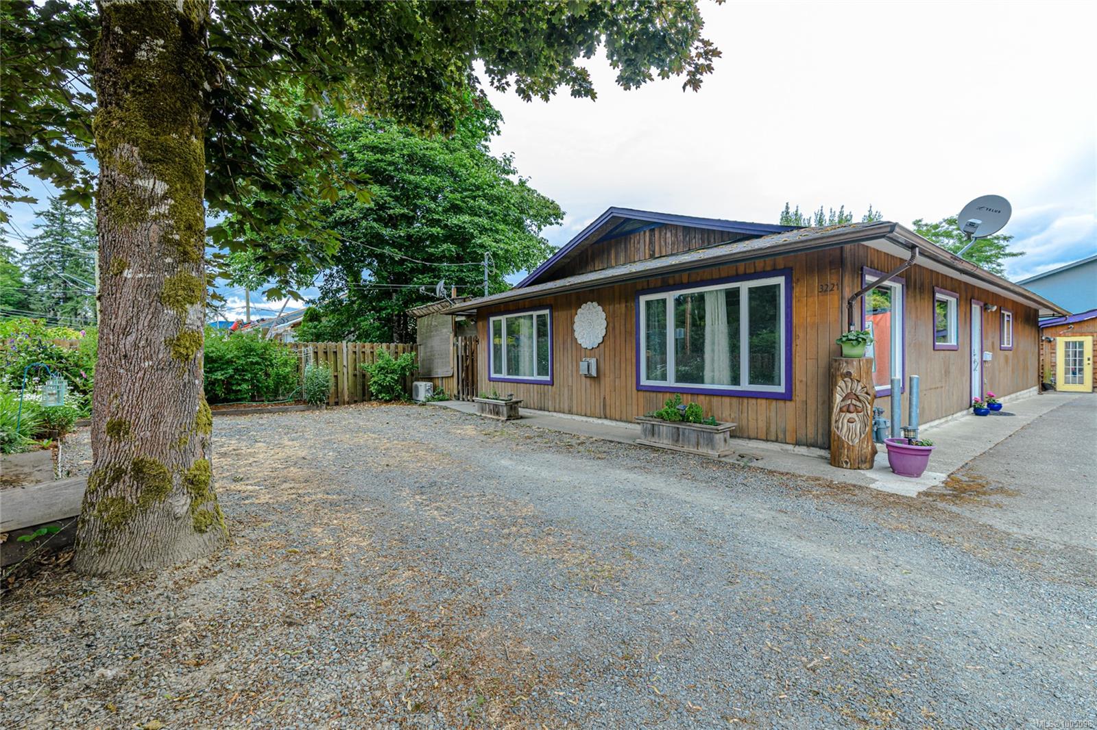 $695,000 - 3221 Gibbins Rd<br>British Columbia, V9L 1G7