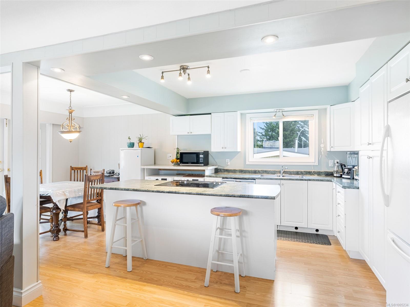 $999,999 - 6080 Hammond Bay Rd<br>British Columbia, V9T 5M4