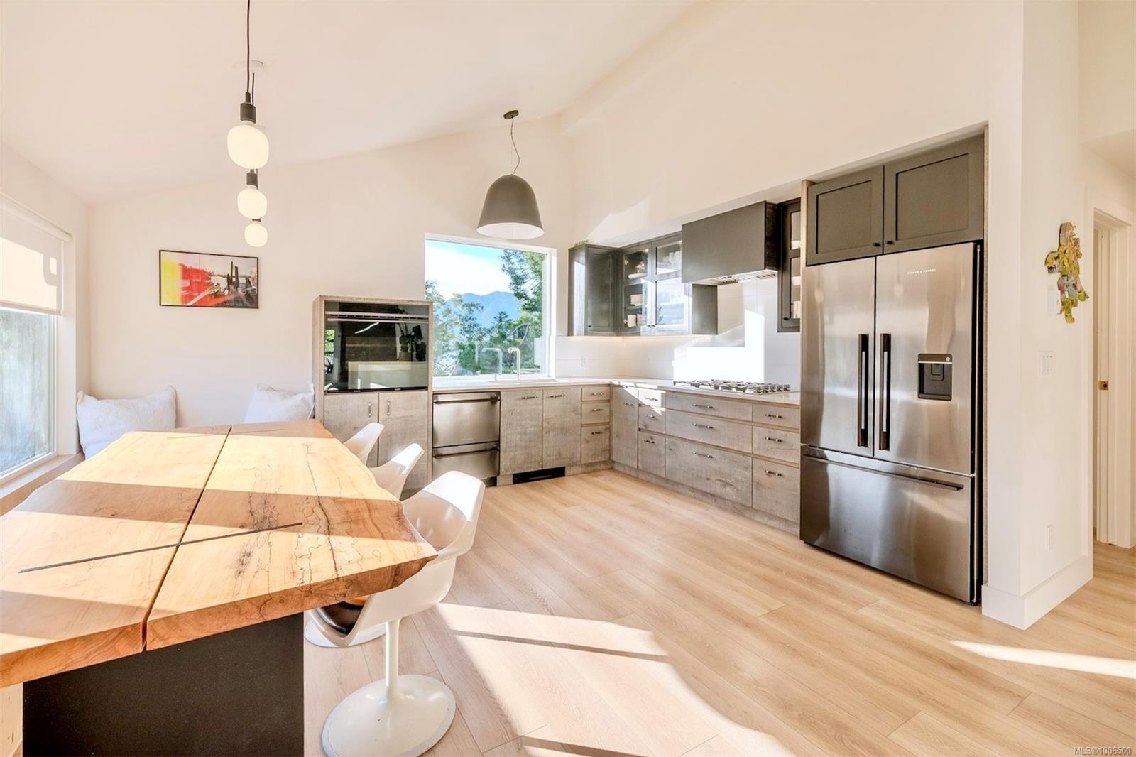 $1,595,000 - 260 Neill St<br>Tofino, British Columbia, V0R 2Z0