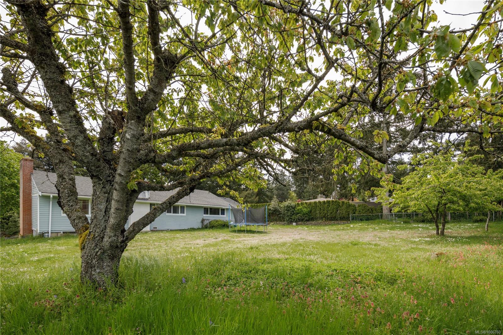 $959,000 - 2555 Departure Bay Rd<br>British Columbia, V9S 3W2