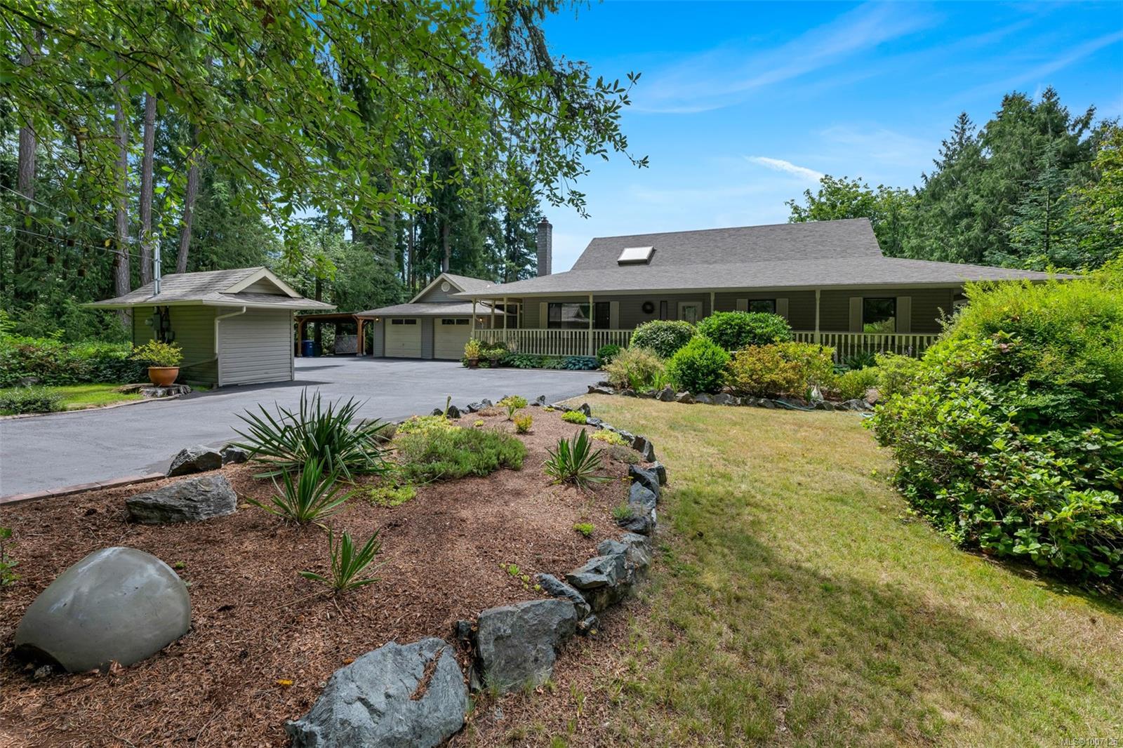 $1,250,000 - 775 Cherry Point Rd<br>British Columbia, V8H 0E7