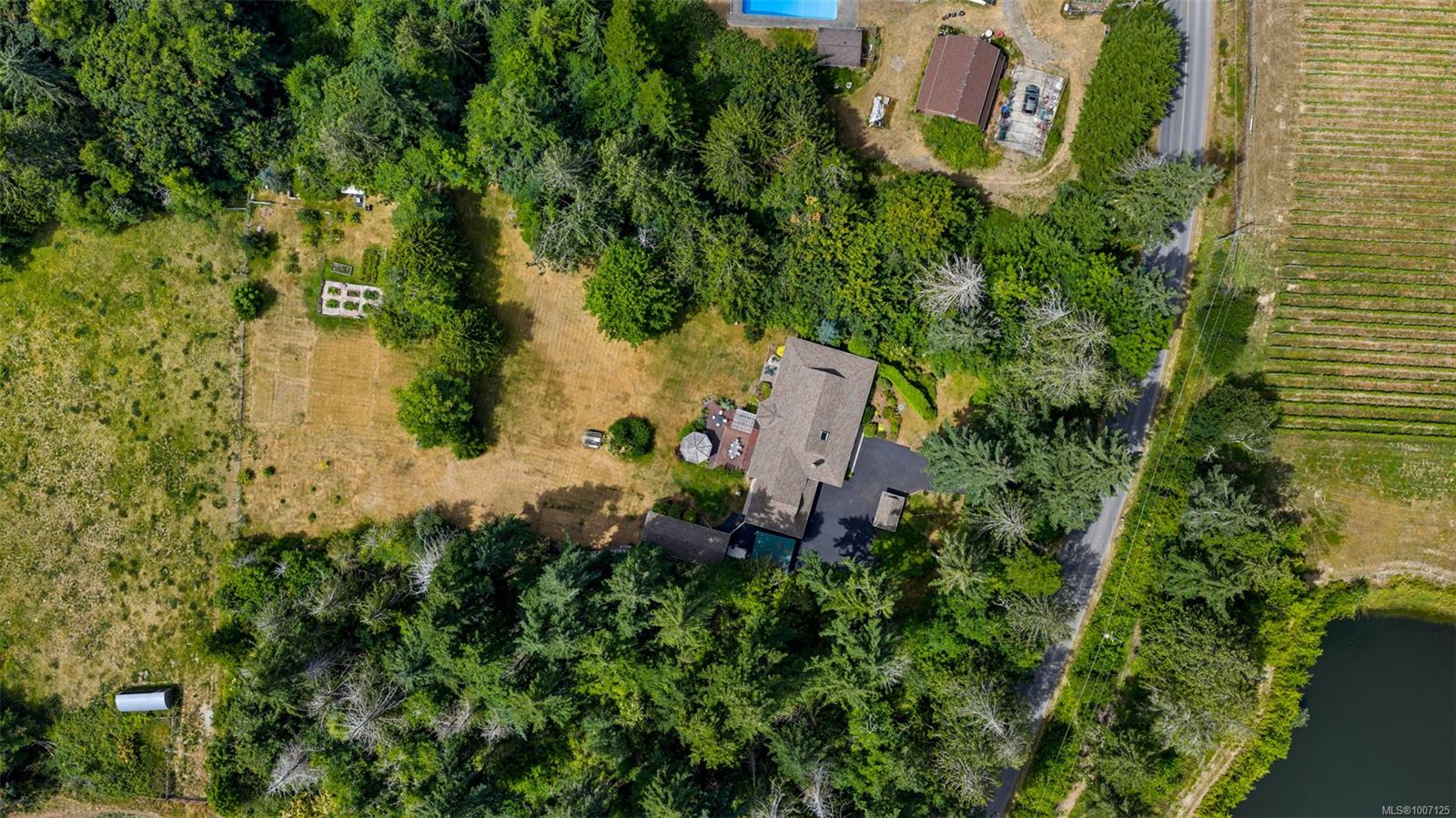 $1,250,000 - 775 Cherry Point Rd<br>British Columbia, V8H 0E7