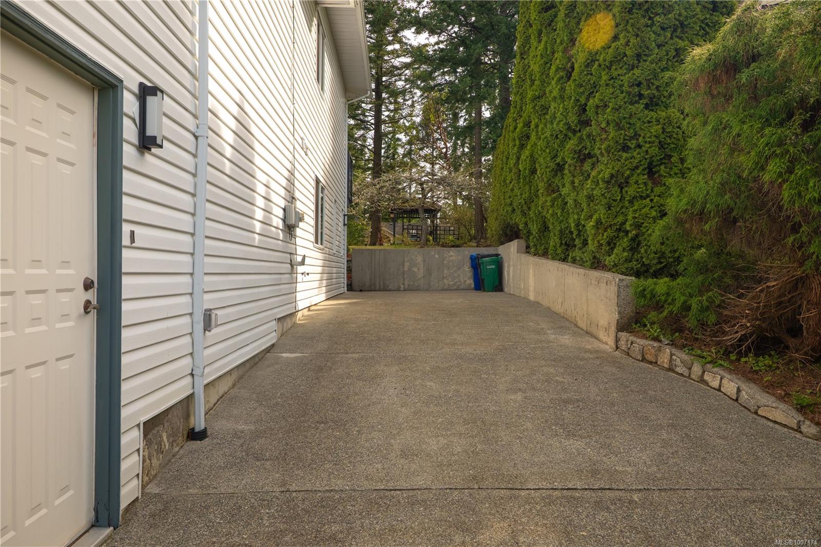 $974,800 - 1247 Selkirk Dr<br>British Columbia, V9R 5Z5