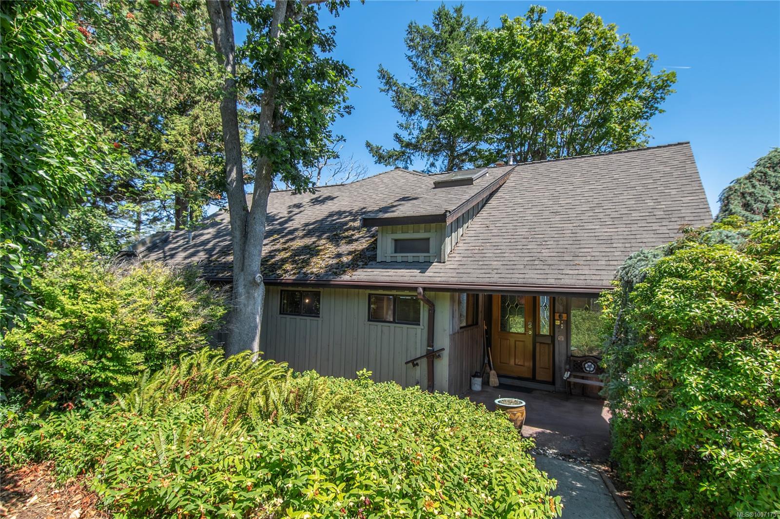 $1,650,000 - 561 & 565 Island Hwy<br>British Columbia, V9W 2B9