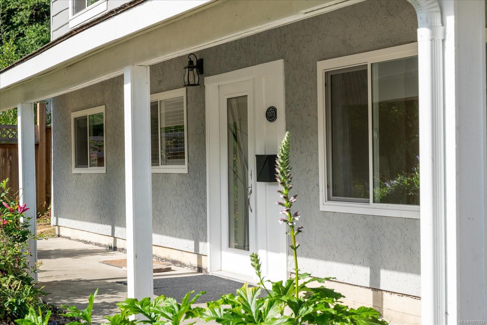 $929,000 - 1373 Fielding Rd<br>British Columbia, V9X 1K8