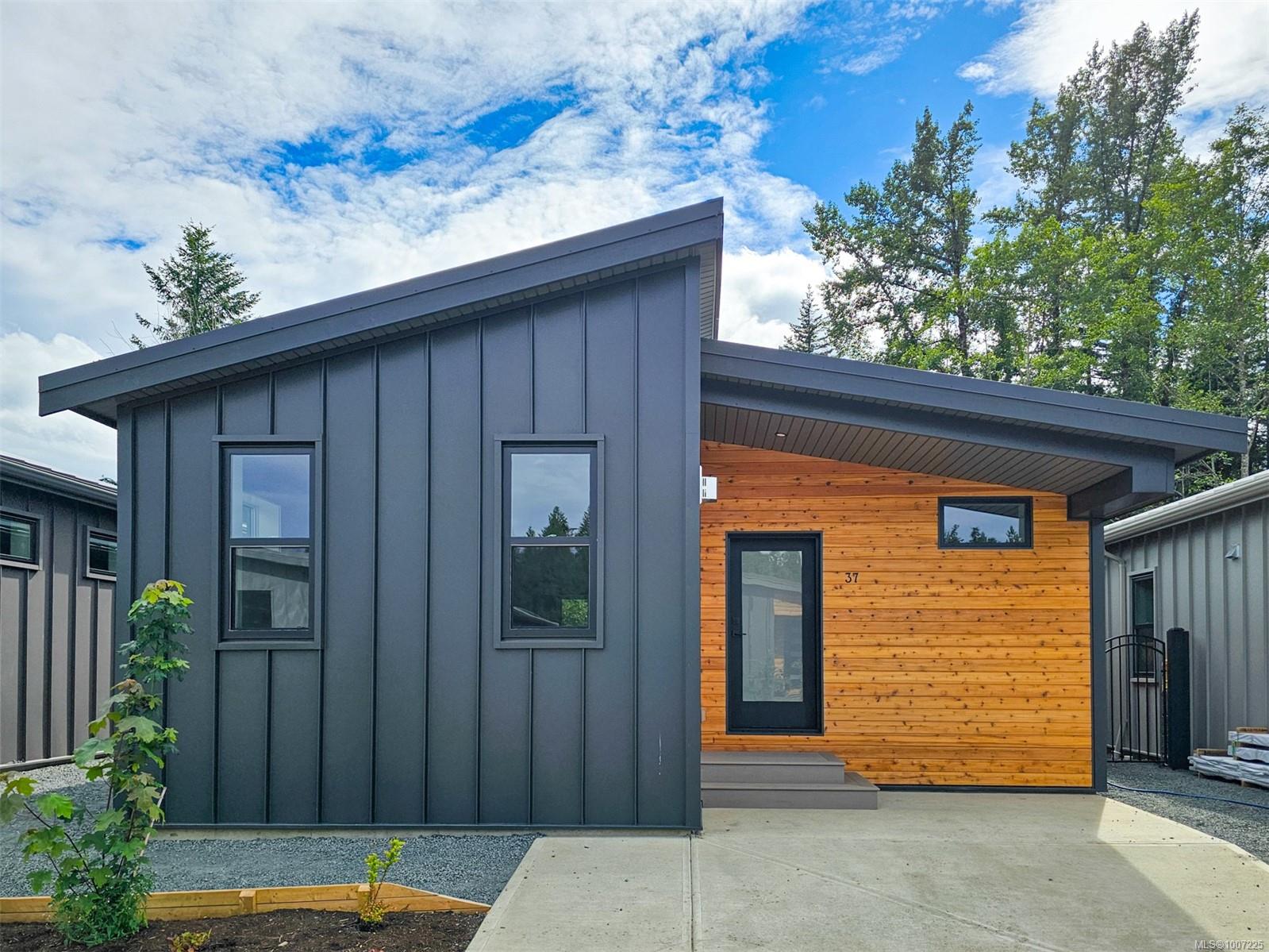 $529,500 - 3025 Royston Rd<br>British Columbia, V0R 1S0