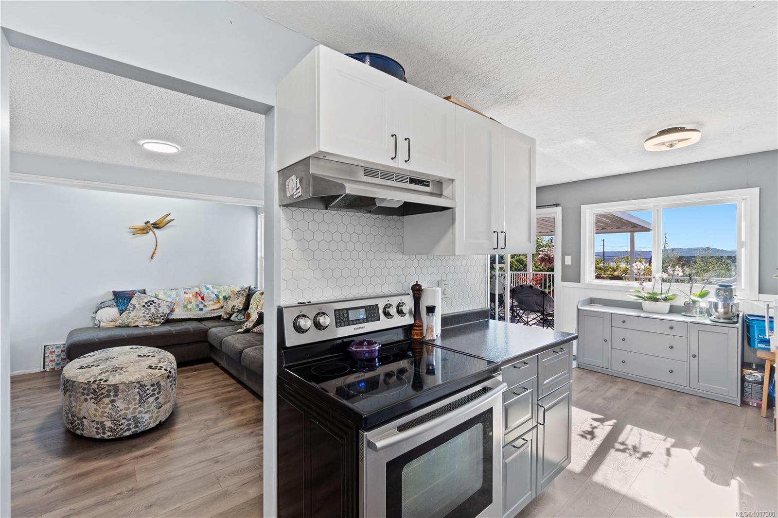 $695,000 - 51 View St<br>British Columbia, V9R 4N3