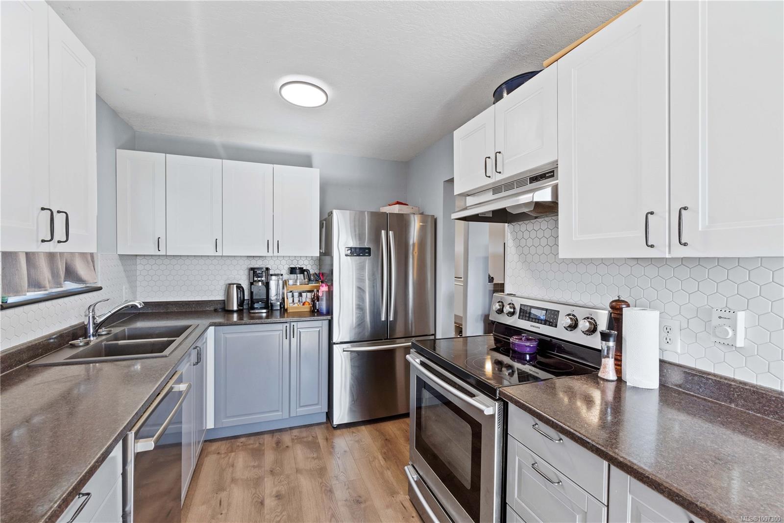 $695,000 - 51 View St<br>British Columbia, V9R 4N3