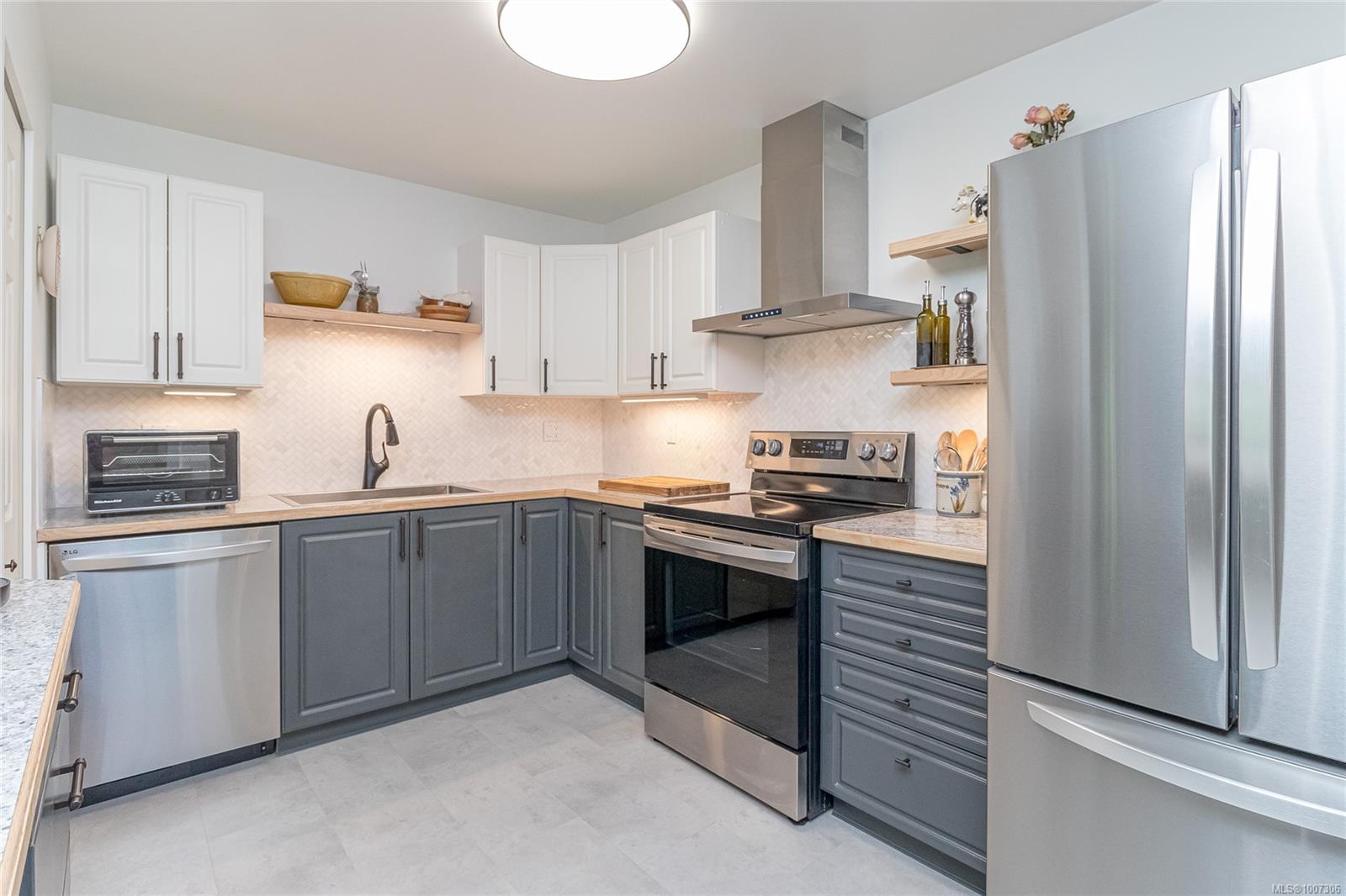 $585,000 - 5620 Edgewater Lane<br>British Columbia, V9T 5K1