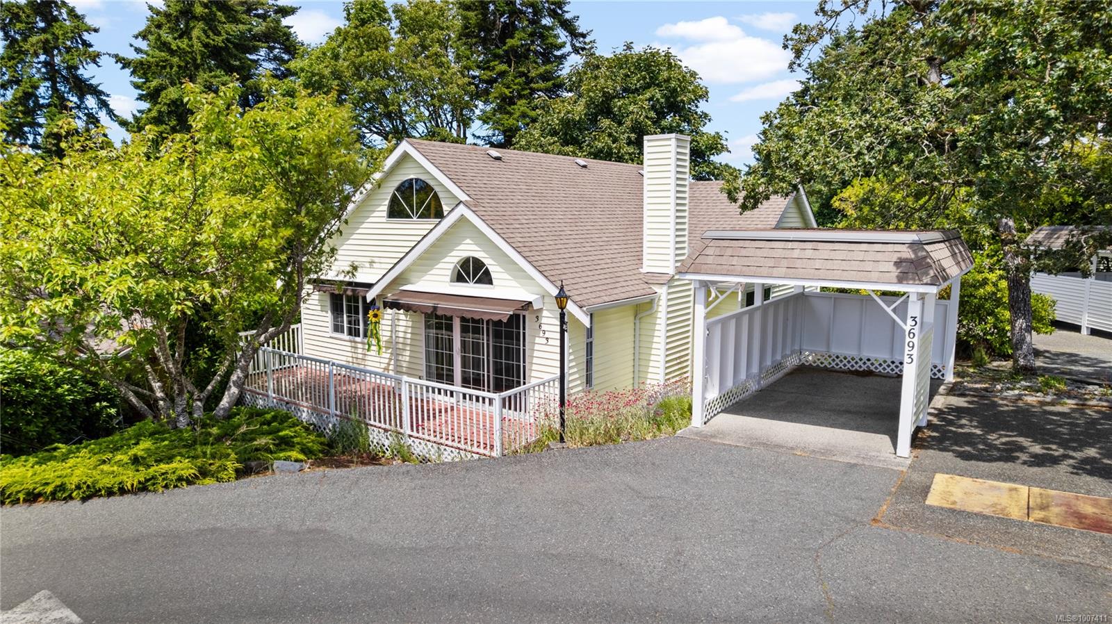 $899,900 - 1507 QUEENSBURY Ave<br>British Columbia, V8P 5M5