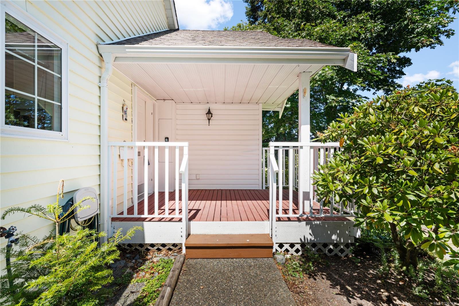 $899,900 - 1507 QUEENSBURY Ave<br>British Columbia, V8P 5M5