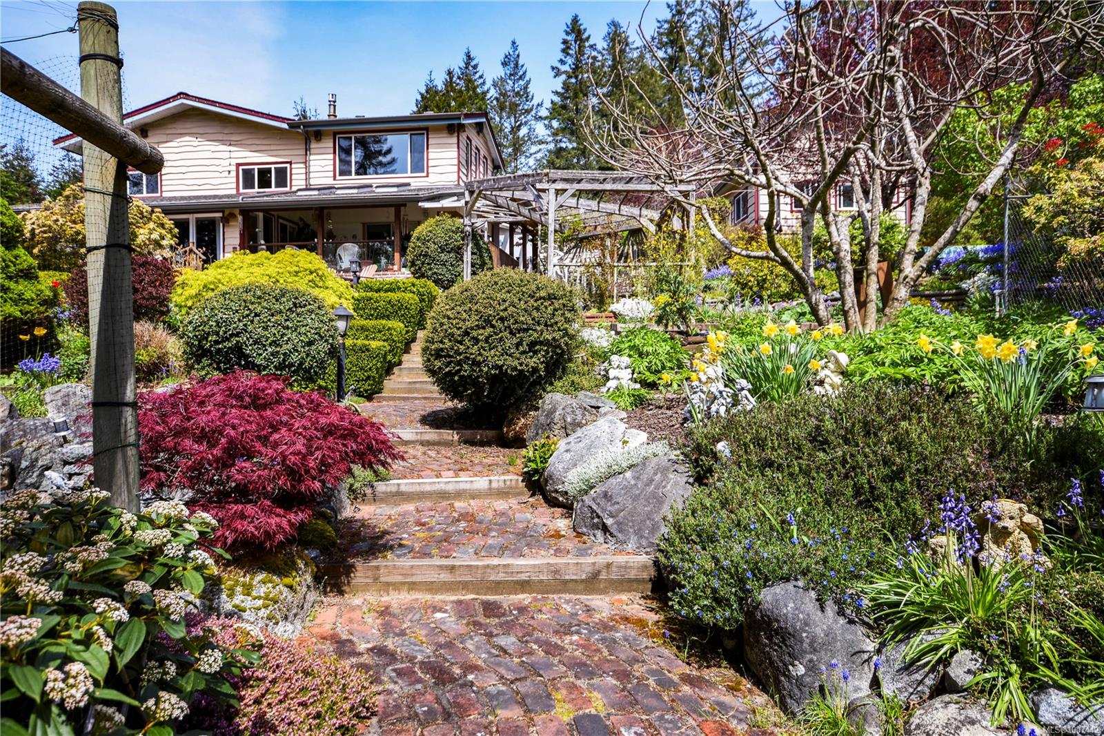 $1,100,000 - 697 Crestwood Rd<br>British Columbia, V0R 1X4