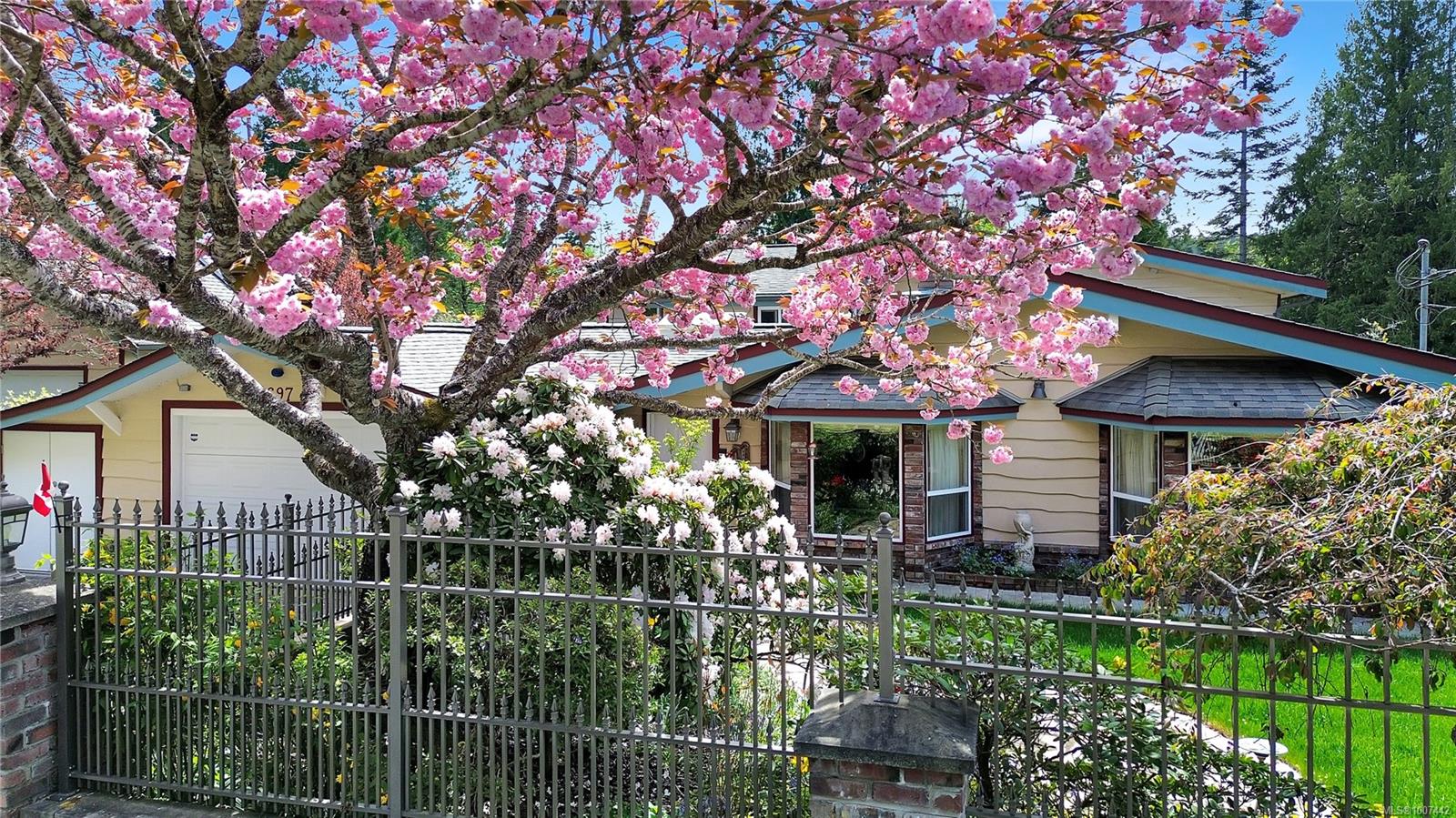 $1,100,000 - 697 Crestwood Rd<br>British Columbia, V0R 1X4