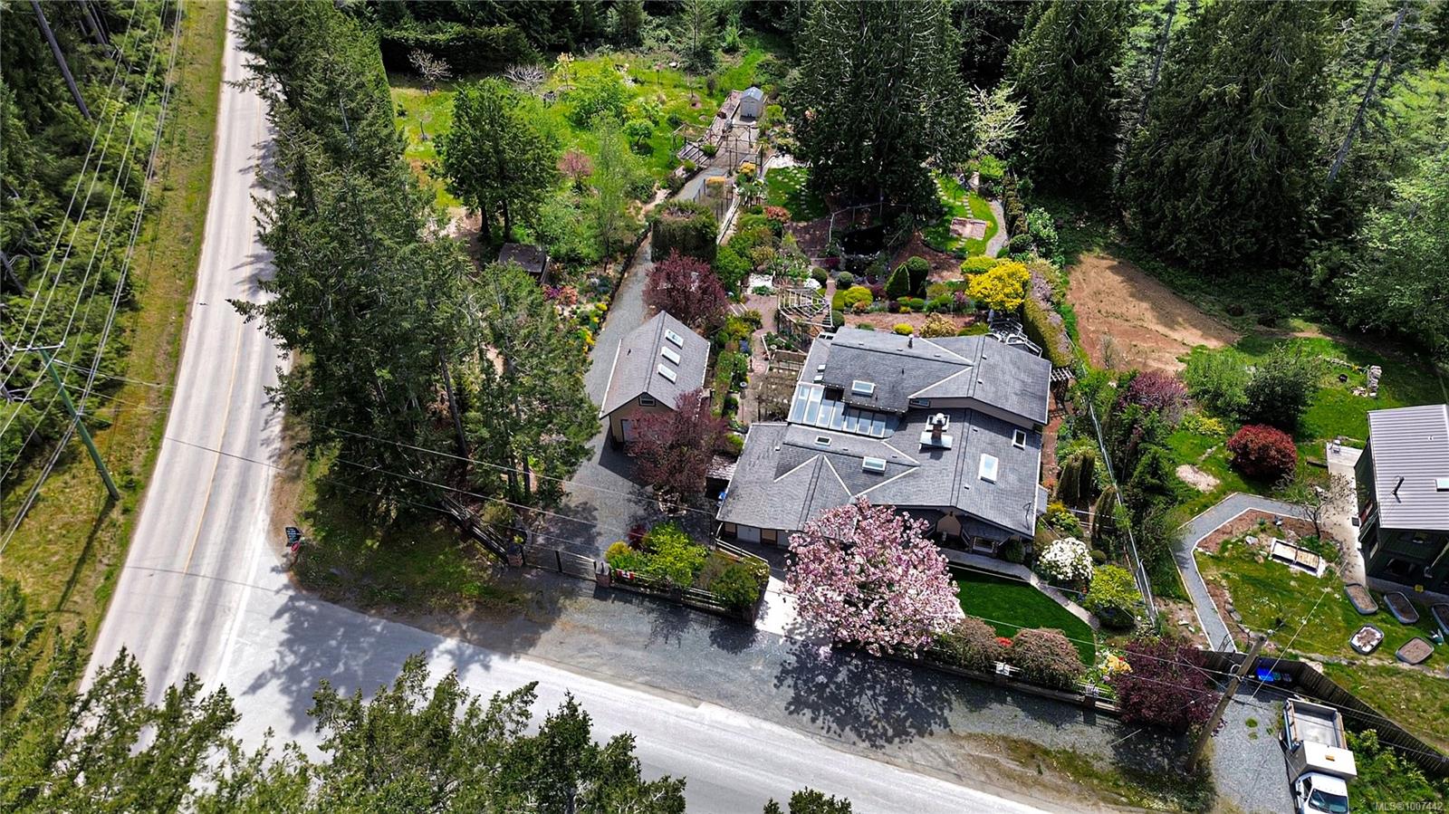 $1,100,000 - 697 Crestwood Rd<br>British Columbia, V0R 1X4