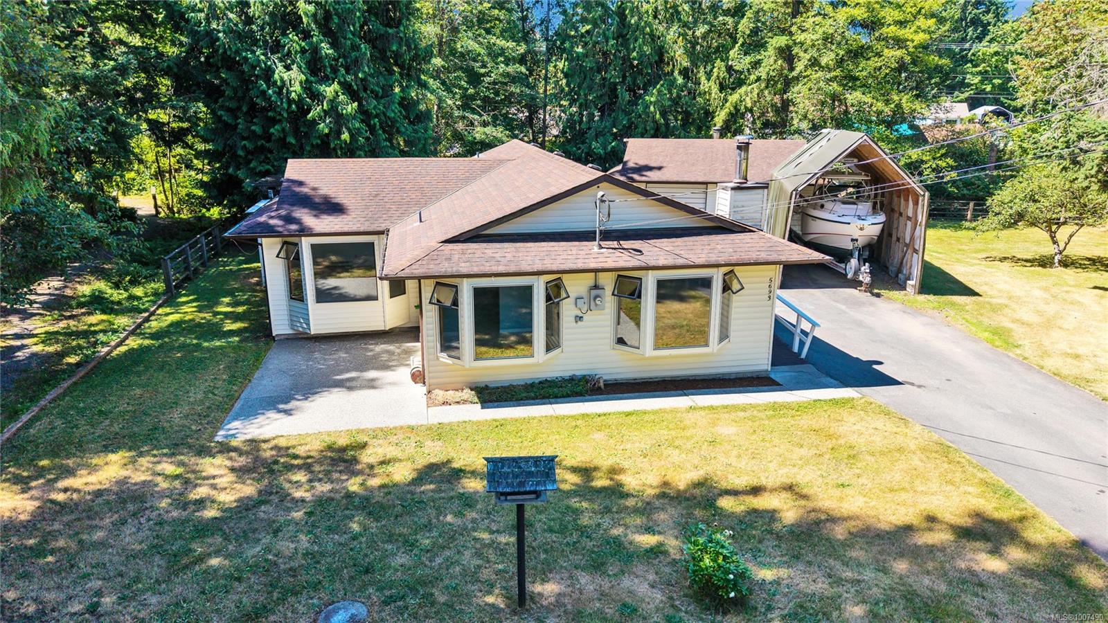 $785,000 - 5693 Amsterdam Cres<br>British Columbia, V9T 2M8