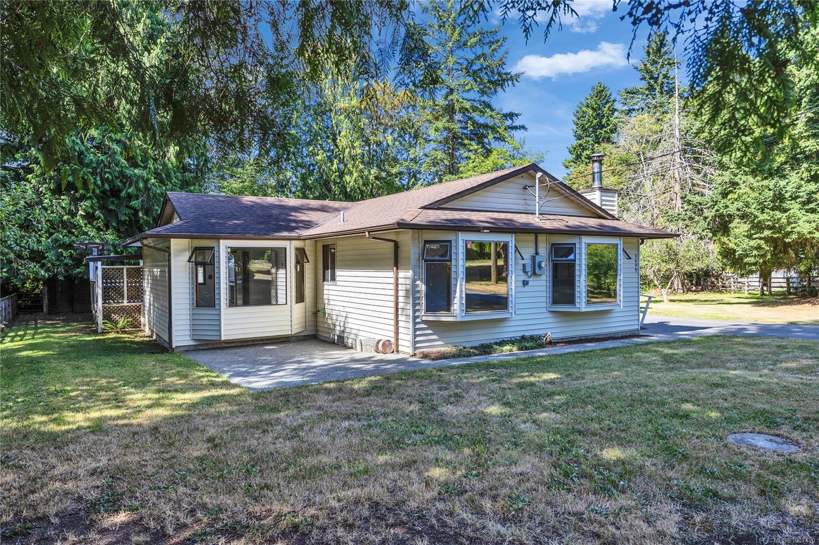 $785,000 - 5693 Amsterdam Cres<br>British Columbia, V9T 2M8