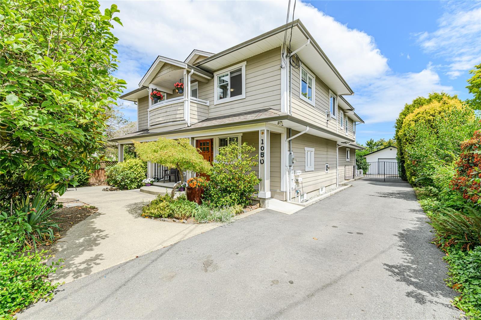 $1,175,000 - 1050 Holmes St<br>British Columbia, V9L 2C8