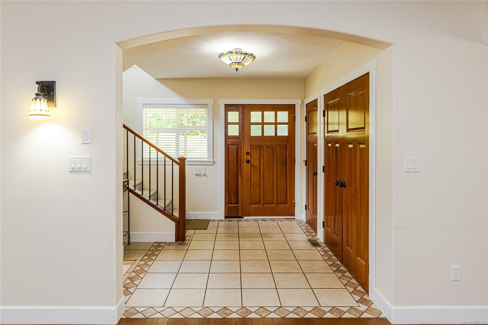 $1,175,000 - 1050 Holmes St<br>British Columbia, V9L 2C8
