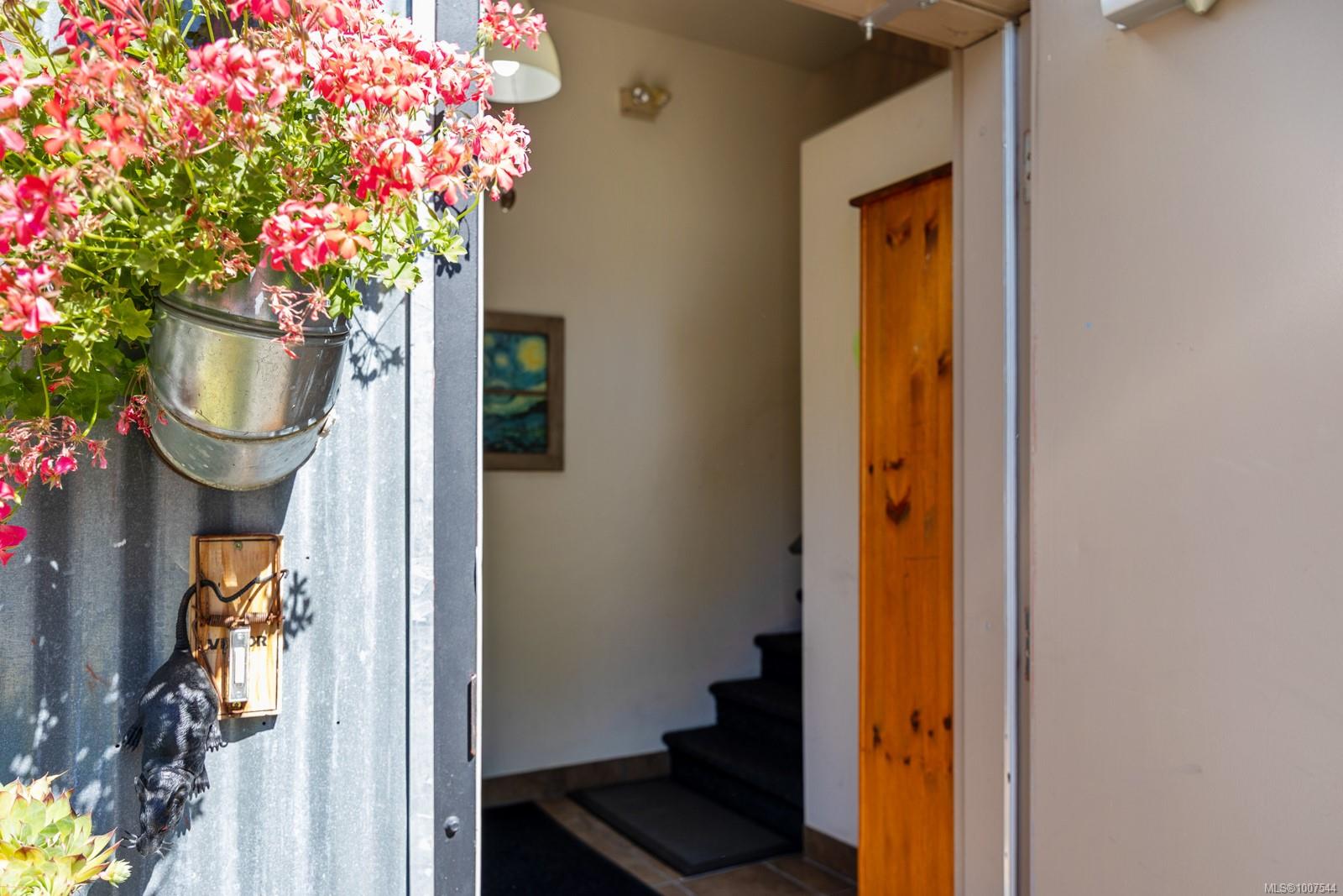 $599,000 - 2329 Rosewall Cres<br>British Columbia, V9N 8R9