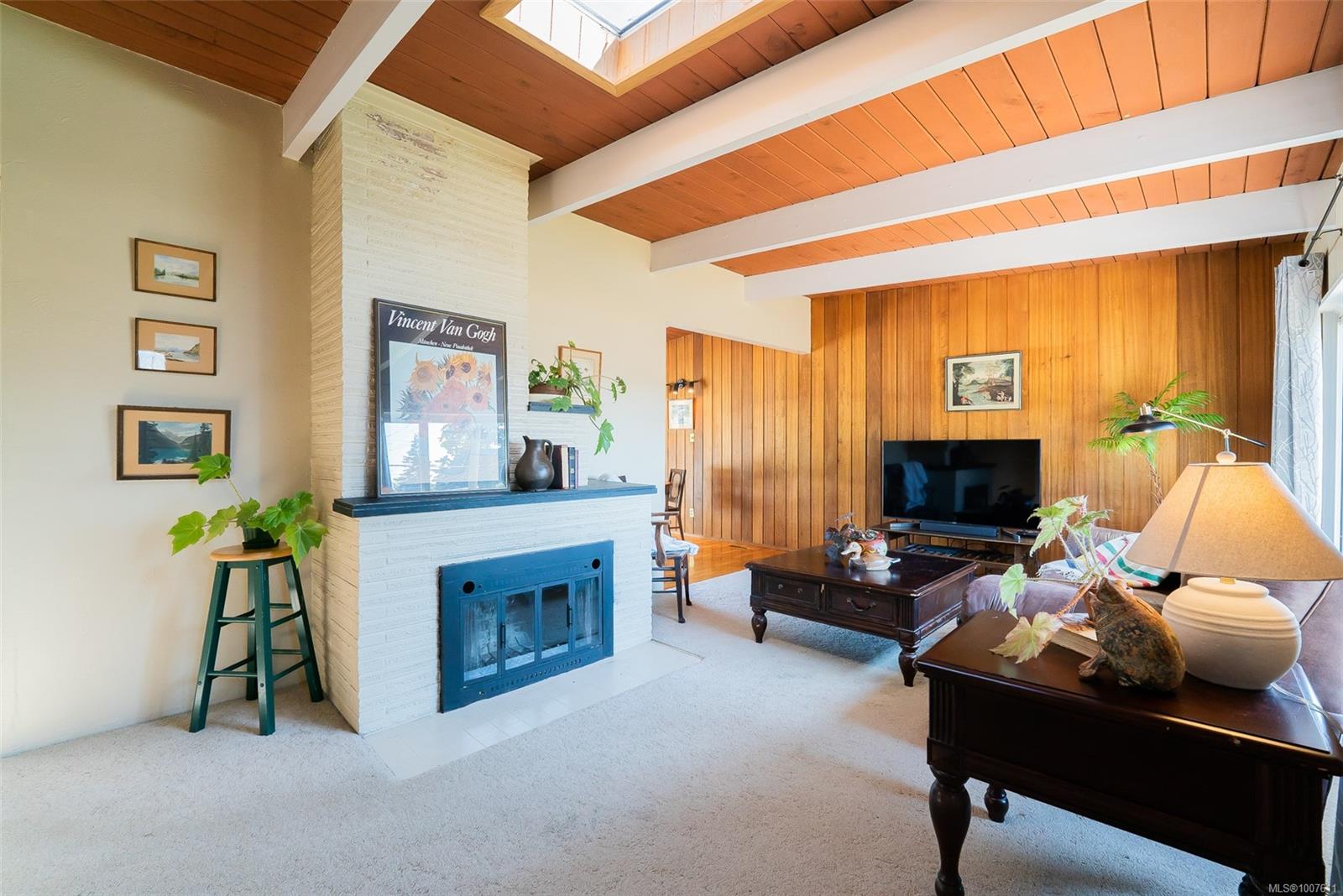 $695,000 - 1090 Dufferin Cres<br>British Columbia, V9S 2B6