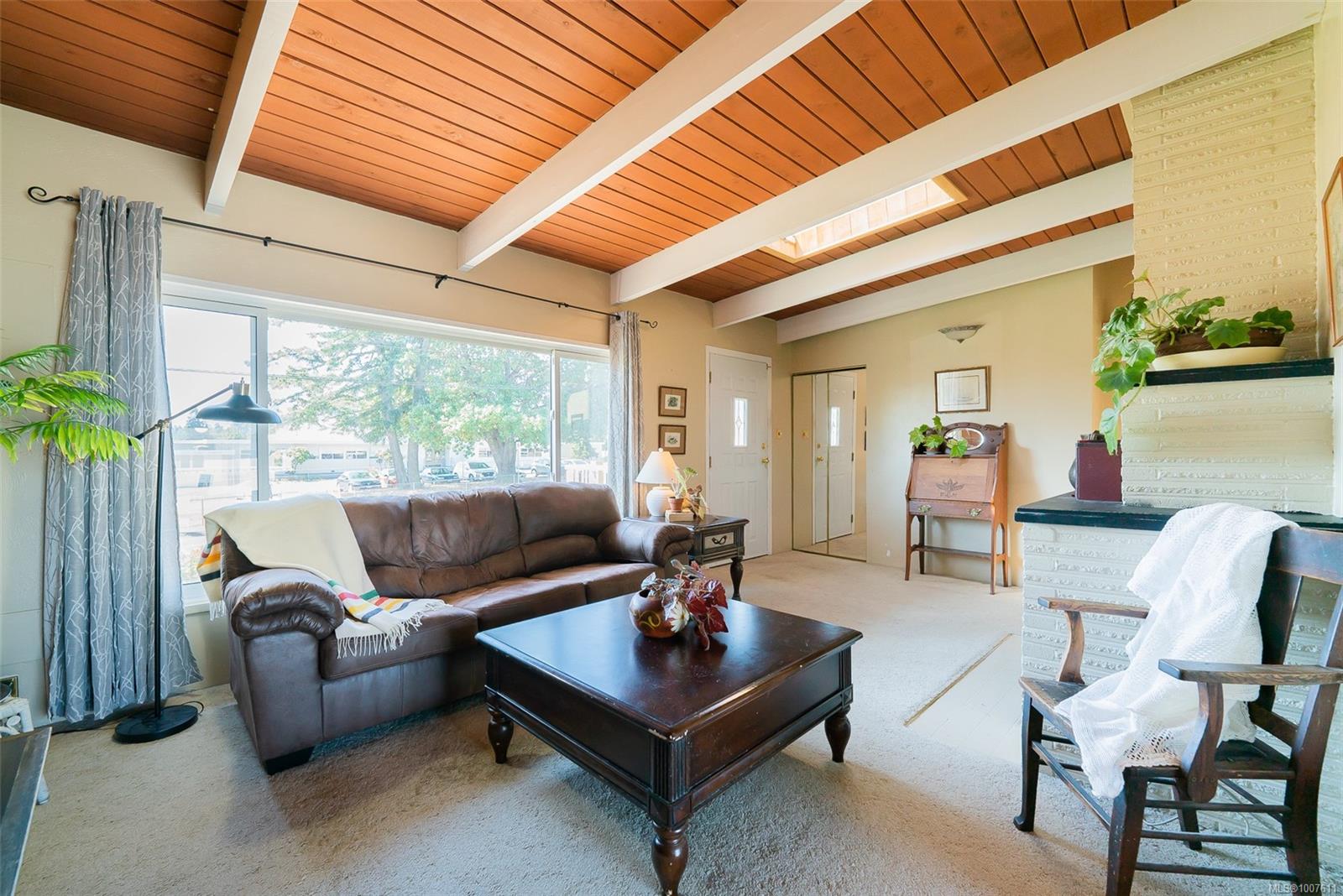 $695,000 - 1090 Dufferin Cres<br>British Columbia, V9S 2B6
